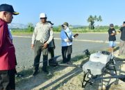 Bupati Pohuwato Saksikan Pemanfaatan Drone untuk Penyemprotan Hama Padi